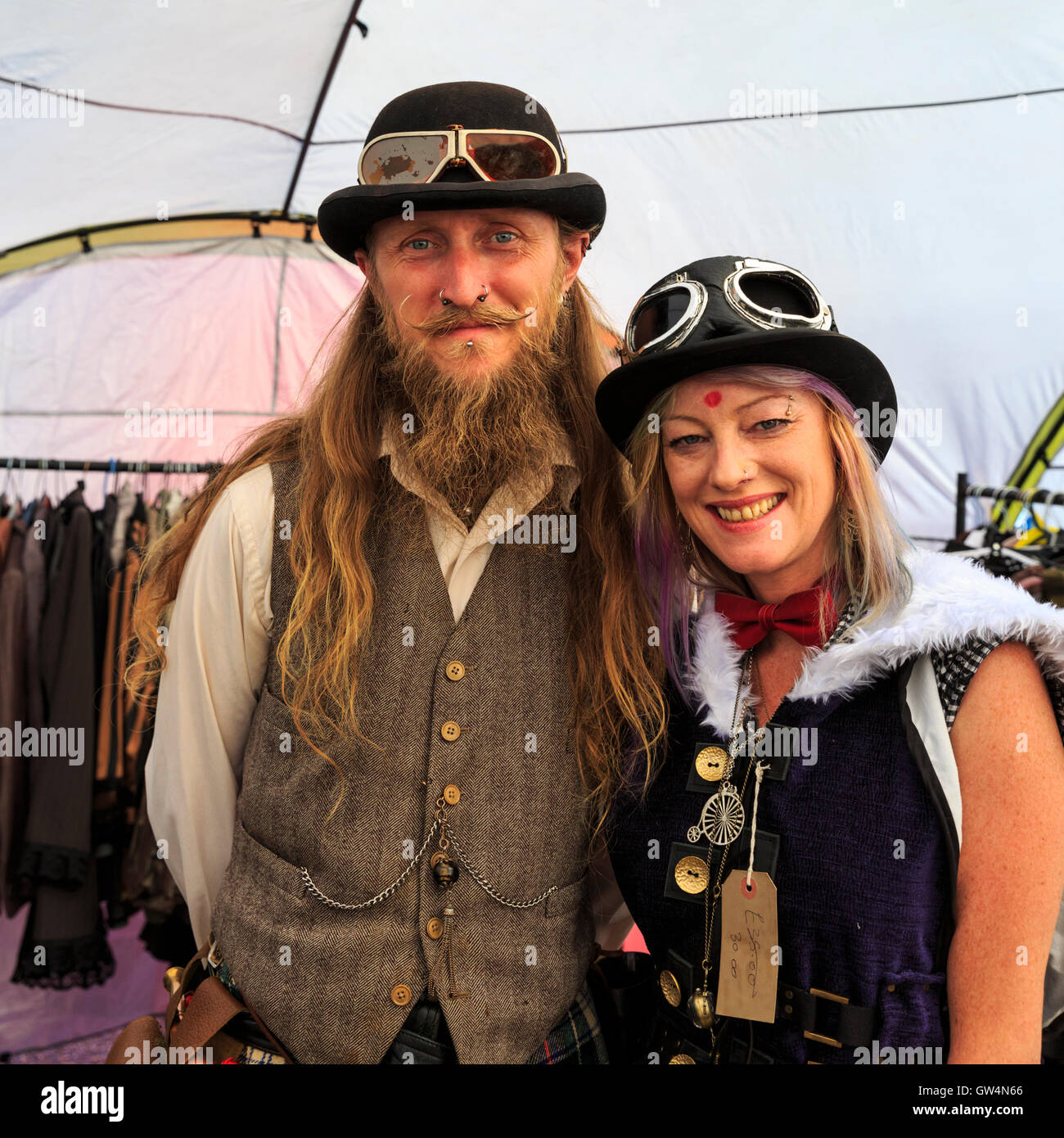 Eastbourne, East Sussex, UK. 11. September 2016. Teilnehmer, Künstler und Touristen genießen ihre Kostüme zur Schau. Die jährliche Eastbourne Steampunk-Festival zieht Massen an einem sonnigen, warmen Tag. Das "Festival der Kuriositäten und Wunder" werden von Eastbourne Bonfire Gesellschaft direkt am Meer, zum Wohle ihrer jährlichen Oktober Lagerfeuer sowie wohltätige Zwecke organisiert. Freuen Sie sich auf Ständen, Bühnenprogramm, feste und viele Teilnehmer und Besucher in Pseudo-viktorianischen und Cyberpunk-Stil inspirierte Kostümen verkleidet. Bildnachweis: Imageplotter und Sport/Alamy Live Nachrichten Stockfoto