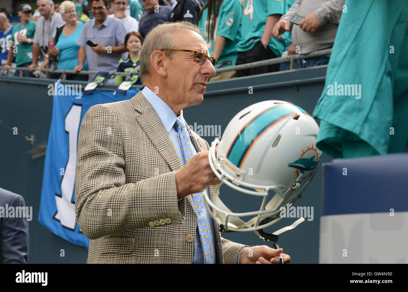 Seattle, FL, USA. 11. September 2016. Miami Dolphins Stephen M. Ross gibt Autogramme für die Fans in Seattle. Miami Dolphins vs. Seattle Seahawks. CenturyLink Feld. Seattle, WA. 11.09.16. Personal Fotograf Jim Rassol.SOUTH FLORIDA heraus; KEINE MAGS; KEIN VERKAUF; KEIN INTERNET; KEIN FERNSEHER. Bildnachweis: Sun-Sentinel/ZUMA Draht/Alamy Live-Nachrichten Stockfoto