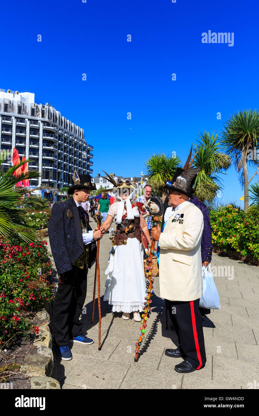 Eastbourne, East Sussex, UK. 11. September 2016. Teilnehmer, Künstler und Touristen genießen ihre Kostüme zur Schau. Die jährliche Eastbourne Steampunk-Festival zieht Massen an einem sonnigen, warmen Tag. Das "Festival der Kuriositäten und Wunder" werden von Eastbourne Bonfire Gesellschaft direkt am Meer, zum Wohle ihrer jährlichen Oktober Lagerfeuer sowie wohltätige Zwecke organisiert. Freuen Sie sich auf Ständen, Bühnenprogramm, feste und viele Teilnehmer und Besucher in Pseudo-viktorianischen und Cyberpunk-Stil inspirierte Kostümen verkleidet. Bildnachweis: Imageplotter und Sport/Alamy Live Nachrichten Stockfoto