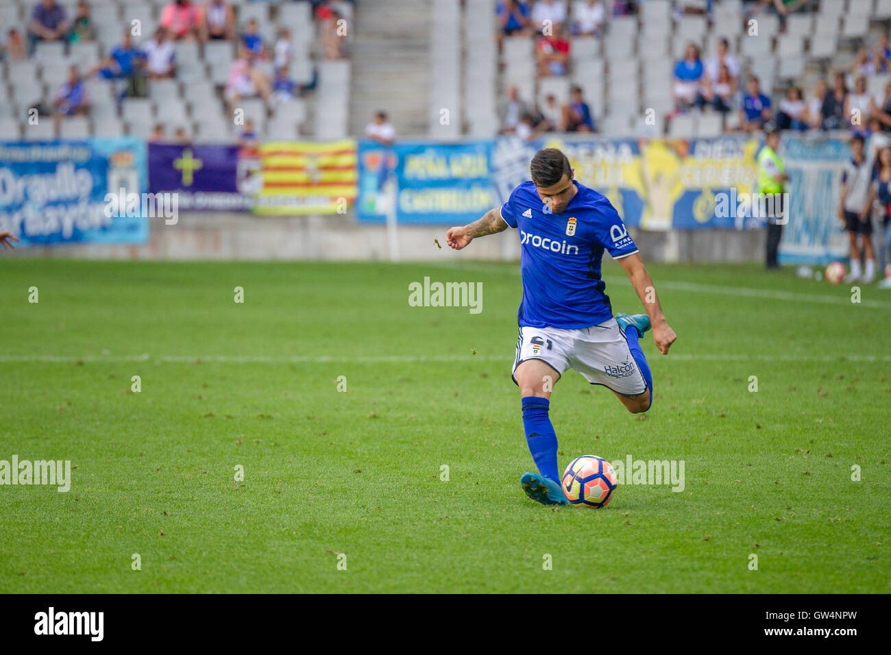 Carlos Tartiere Stadium, Oviedo, Asturien, Spanien. 11. September 2016. Liga-123-match zwischen Real Oviedo V CD Mirandes.Final Endstand 0-0. D. Alaniz (Real Oviedo) überqueren die bal. Credit: Alvaro Campo/Alamy Live News Stockfoto