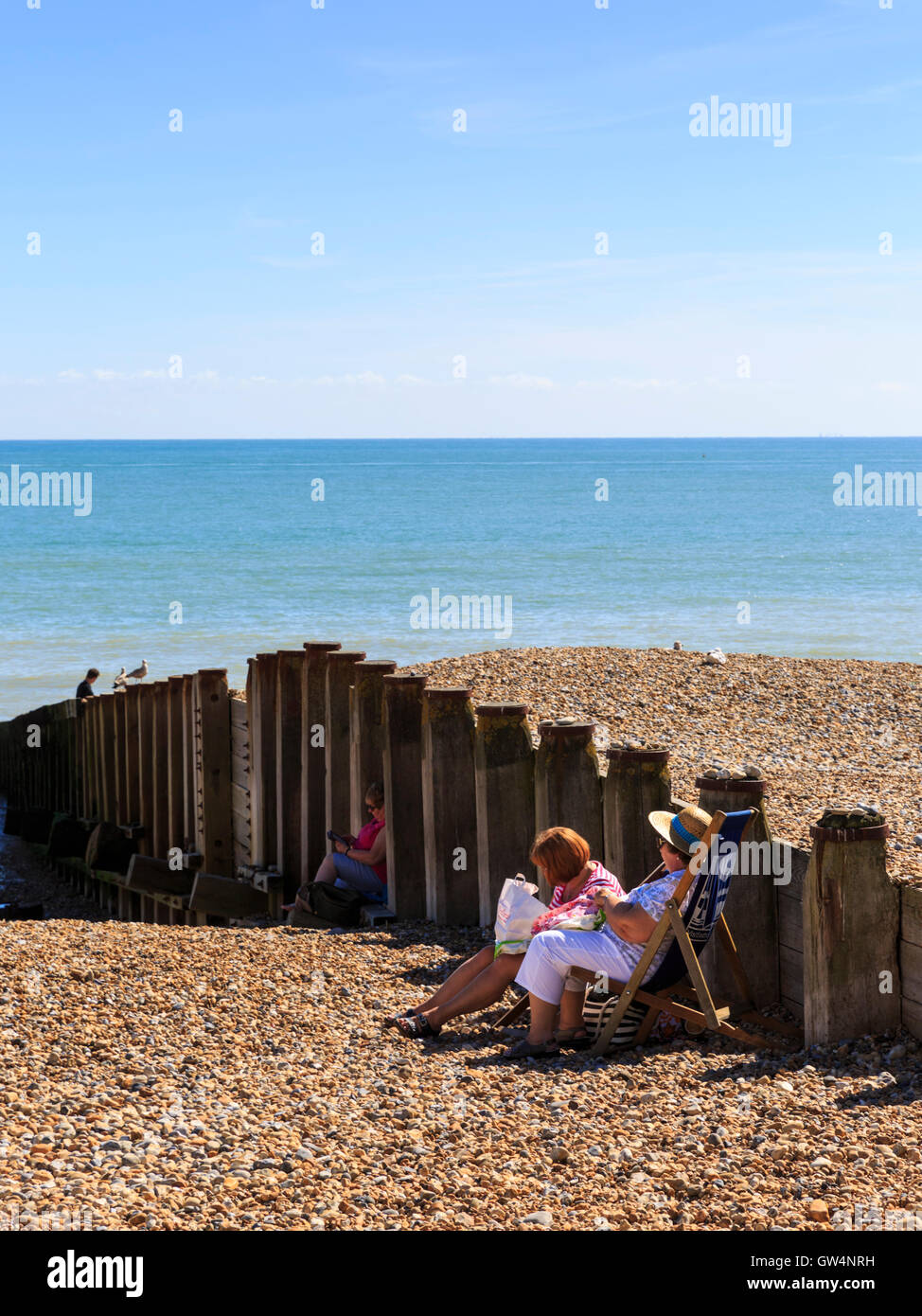 Eastbourne, East Sussex, UK. 11. September 2016. Menschen genießen den herrlichen Sonnenschein am Strand von Eastbourne, was ist wahrscheinlich eines der letzten heißen und sonnigen Wochenenden des Jahres. Bildnachweis: Imageplotter und Sport/Alamy Live Nachrichten Stockfoto