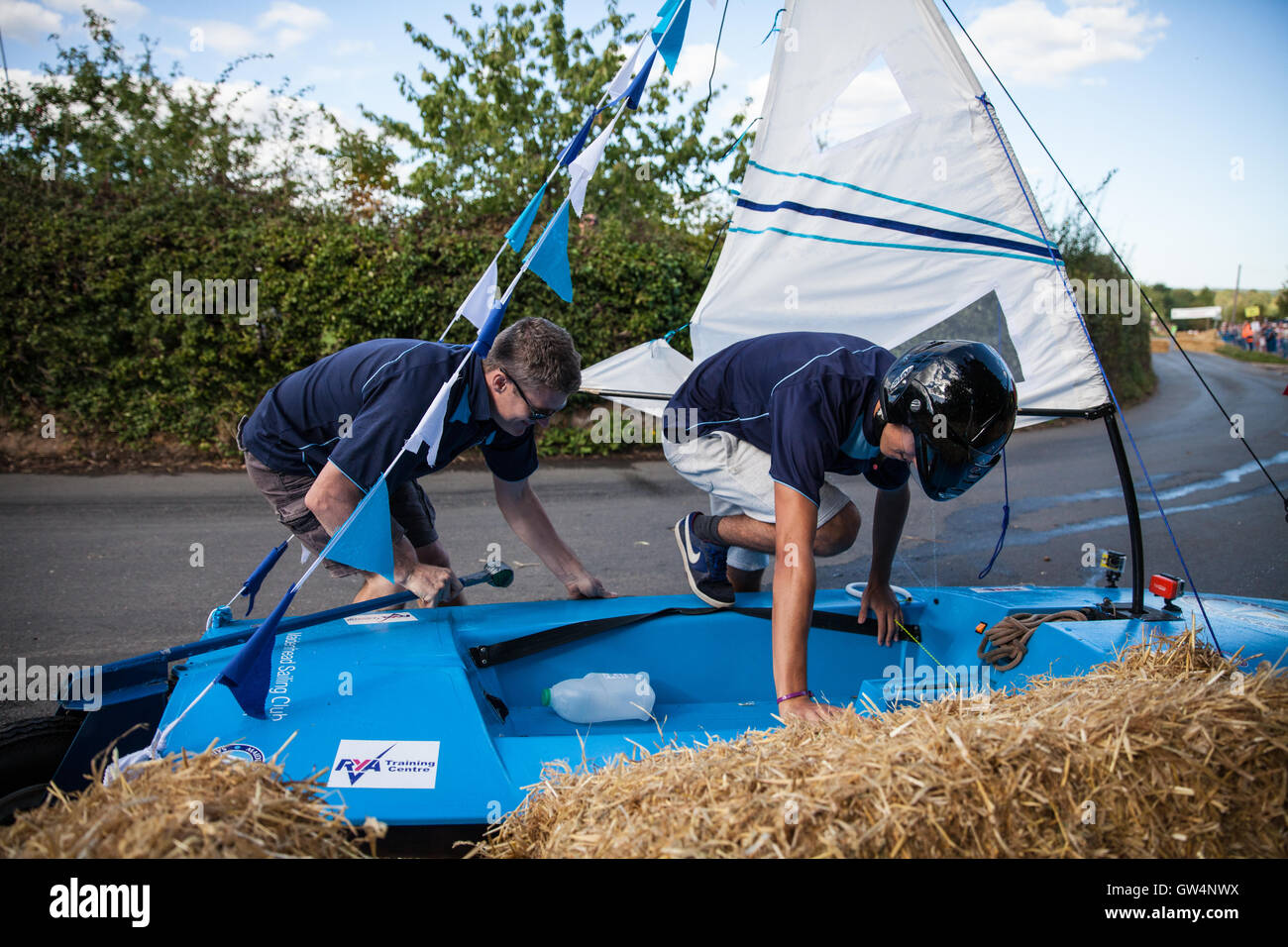 Cookham Dekan, UK. 11. September 2016. Ein Go-kart Custom-Built in Form einer Yacht stürzt in den Rand während des Cookham Dekan Schwerkraft Grand Prix zugunsten der Thames Valley und Chiltern Air Ambulance. Der Grand Prix deckt einen Kurs von 700m mit einem Abstieg von 32m und einige Karts erreichen eine Geschwindigkeit von 30-40 km/h. Credit: Mark Kerrison/Alamy Live News Stockfoto