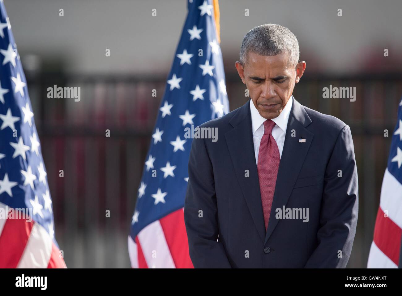 US-Präsident Barack Obama senkt seinen Kopf in einem Moment der Stille bei einer Gedenkveranstaltung anlässlich des 15. Jahrestages des 9/11 Terroranschläge im Pentagon 11. September 2016 in Arlington, Virginia. Stockfoto