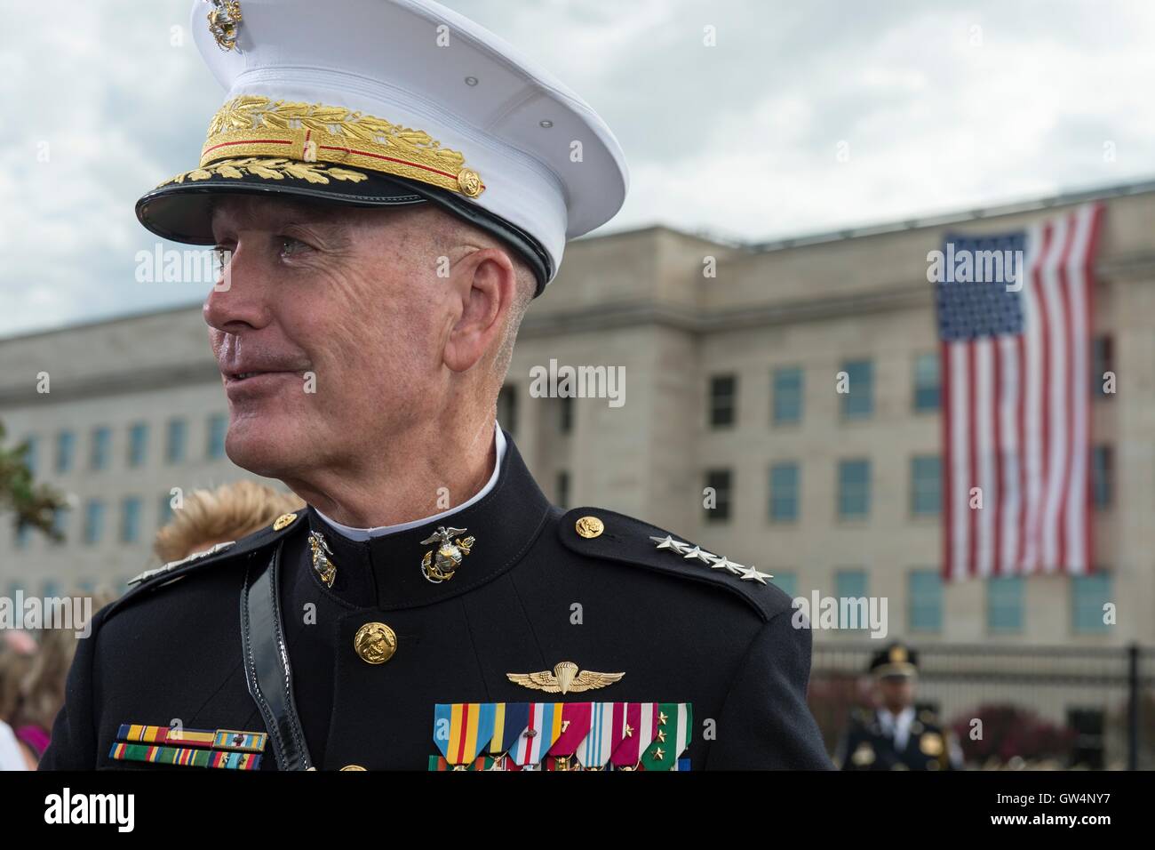 Gemeinsame Chiefs Vorsitzende General Joseph F. Dunford Jr. bei einer Gedenkveranstaltung anlässlich des 15. Jahrestages des 9/11 Terroranschläge im Pentagon 11. September 2016 in Arlington, Virginia. Stockfoto