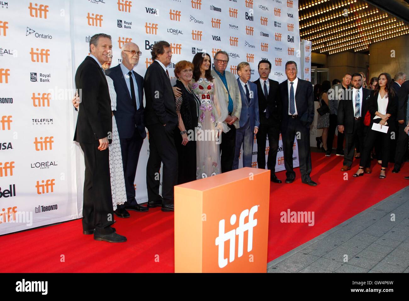Toronto, ON, Canada. 11. September 2016. Russ Krasnoff, Caren Pistorius, Mick Jackson, David Hare, Deborah E. Lipstadt, Rachel Weisz, Tom Wilkinson, Timothy Spall, Andrew Scott, grau Foster im Ankunftsbereich für Denial-of-Premiere beim Toronto International Film Festival 2016, Princess of Wales Theatre, Toronto, ON 11. September 2016. Bildnachweis: James Atoa/Everett Collection/Alamy Live-Nachrichten Stockfoto