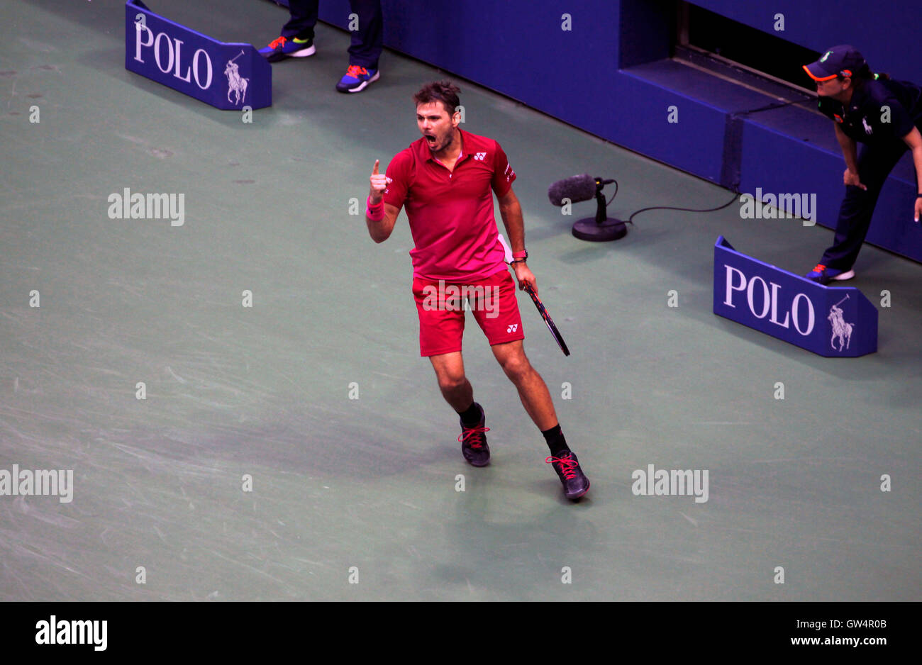 New York, Vereinigte Staaten von Amerika. 11. September 2016. Der Schweiz Stan Warwinka feiert nach ein Spiel zu gewinnen, während die Vereinigten Staaten Open Tennis Championships Finale gegen Novak Djokovic in Flushing Meadows, New York am Sonntag, den 11. September. Warwinka gewann das Spiel in vier Sätzen zu Capturehis erste US Open-Titel und dritten Grand-Slam-Event-Titel in seiner Karriere. Bildnachweis: Adam Stoltman/Alamy Live-Nachrichten Stockfoto