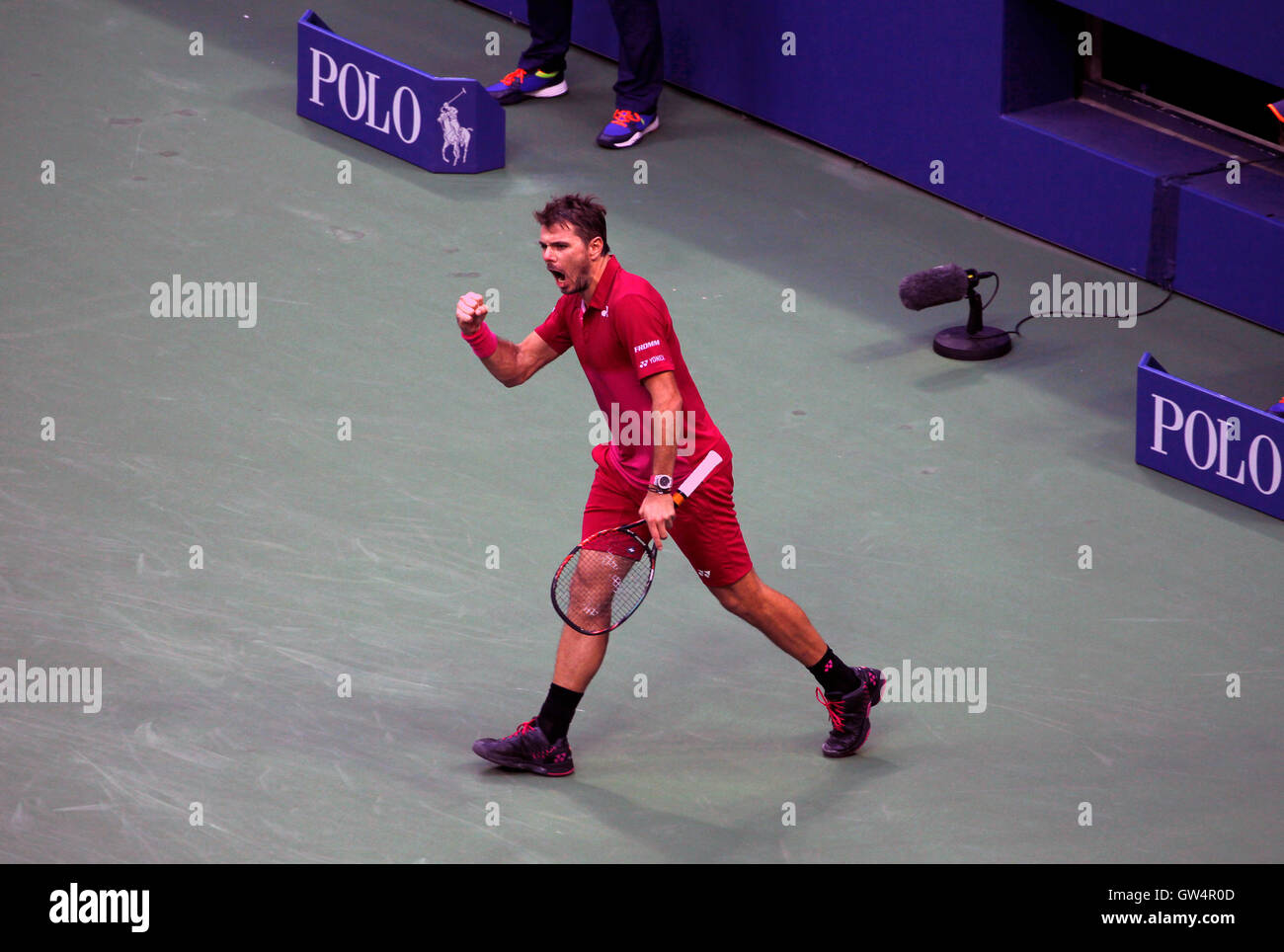 New York, Vereinigte Staaten von Amerika. 11. September 2016. Der Schweiz Stan Warwinka feiert nach ein Spiel zu gewinnen, während die Vereinigten Staaten Open Tennis Championships Finale gegen Novak Djokovic in Flushing Meadows, New York am Sonntag, den 11. September. Warwinka gewann das Spiel in vier Sätzen zu Capturehis erste US Open-Titel und dritten Grand-Slam-Event-Titel in seiner Karriere. Bildnachweis: Adam Stoltman/Alamy Live-Nachrichten Stockfoto