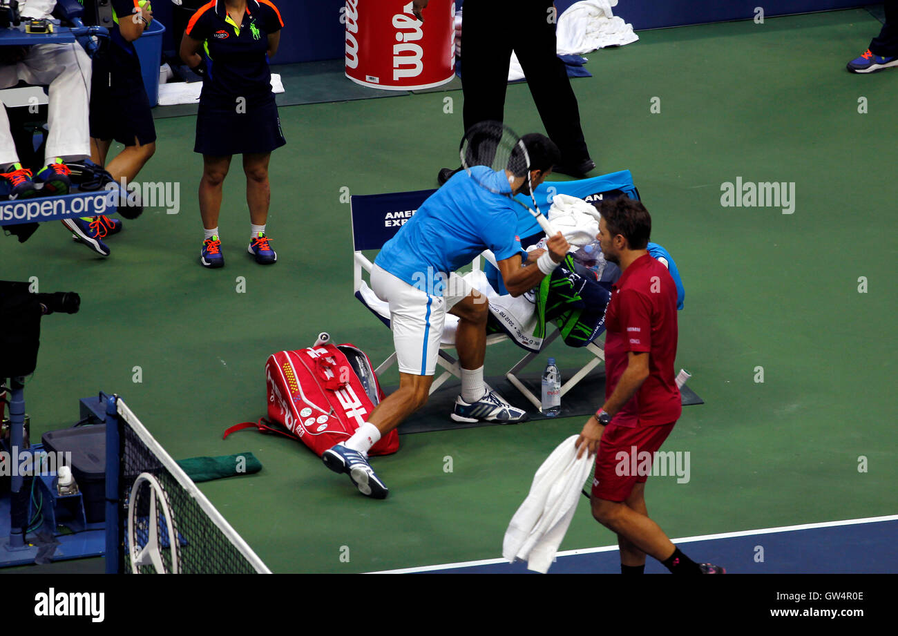 New York, Vereinigte Staaten. 11. Sep 2016. Novak Djokovic schlägt einen Schläger während der Umstellung als Gegner Stan Warwinka Pässe von ihm während der United States Open Tennis Championships in Flushing Meadows, New York am Sonntag, den 11. September. Djokovic verloren das Match in vier Sätzen Warwinka seinen ersten US-Open Titel zu geben. Quelle: Adam Stoltman/Alamy leben Nachrichten Stockfoto