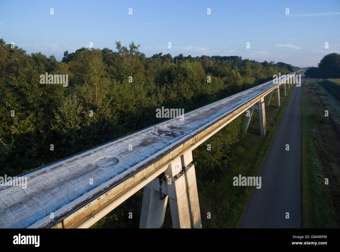 Lahten, Deutschland. 06. Sep, 2016. Eine Luftaufnahme mit einer Drohne zeigt einen Ausschnitt der Transrapid-Eiger-Linie in Lahten, Deutschland, 6. September 2016. 22. September 2016 ist der 10. Jahrestag des Transrapid-Unfalls, die 23 Tote Links. Foto: FRISO GENTSCH/Dpa/Alamy Live News Stockfoto