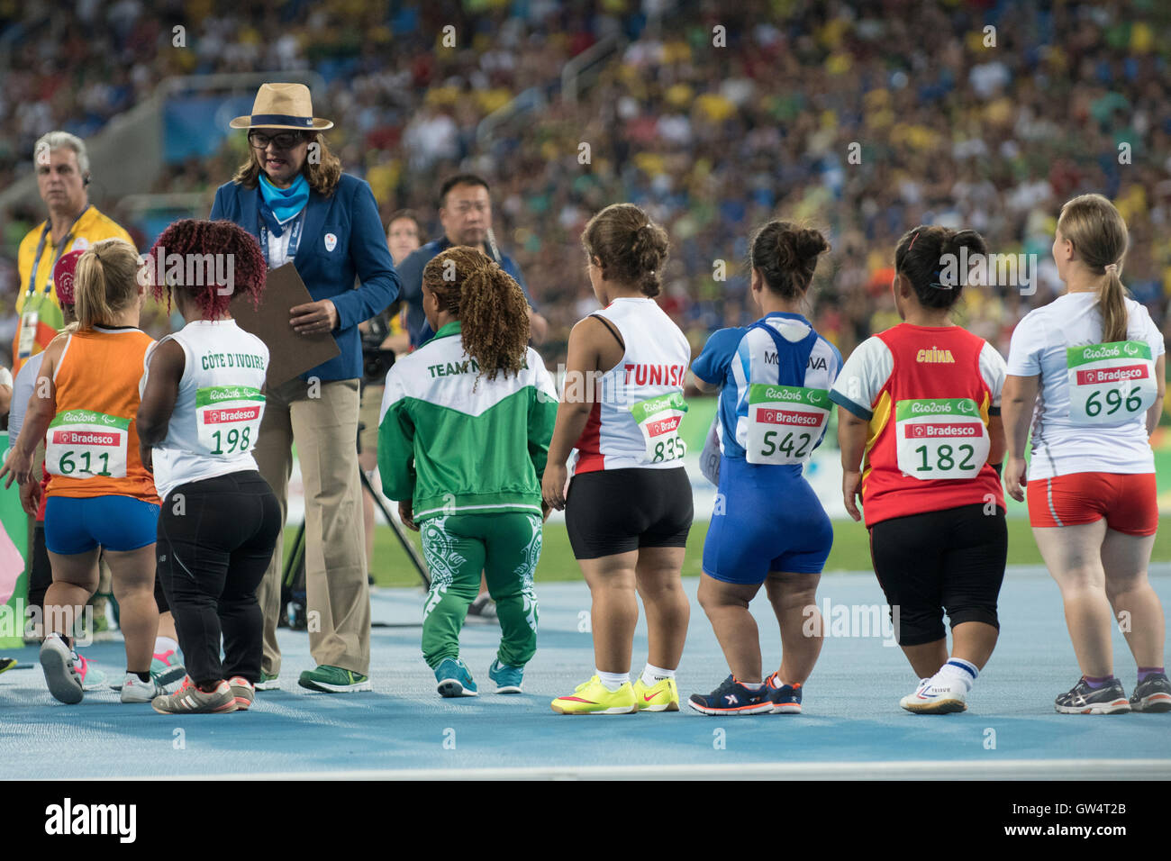 Rio De Janeiro, Brz. 11. September 2016. Rio De Janeiro, Brasilien 11 SEP 16: Kugelstoßen Athleten in die Frauen F40 Event Line-up für Wettbewerb am vierten Tag der Leichtathletik-Wettbewerb bei den Paralympischen Spiele 2016 in Rio. Bildnachweis: Bob Dämmrich/Alamy Live-Nachrichten Stockfoto