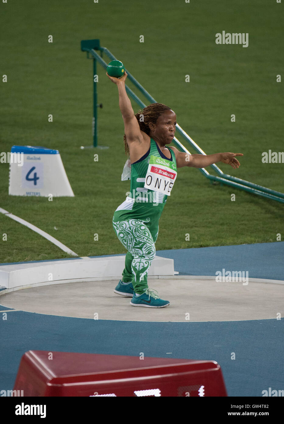 Nigerias Lauritta Onye bereitet sich auf die Aufnahme in die Frauen F40 Kugelstoßen bei Paralympischen Spiele 2016 in Rio zu werfen. Stockfoto