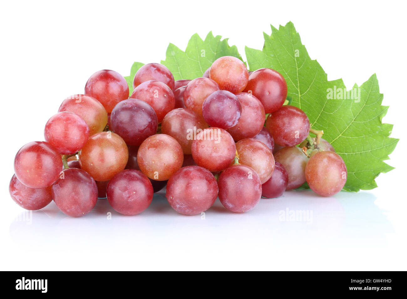 Frische Trauben rote Früchte Obst isoliert auf weißem Hintergrund Stockfoto