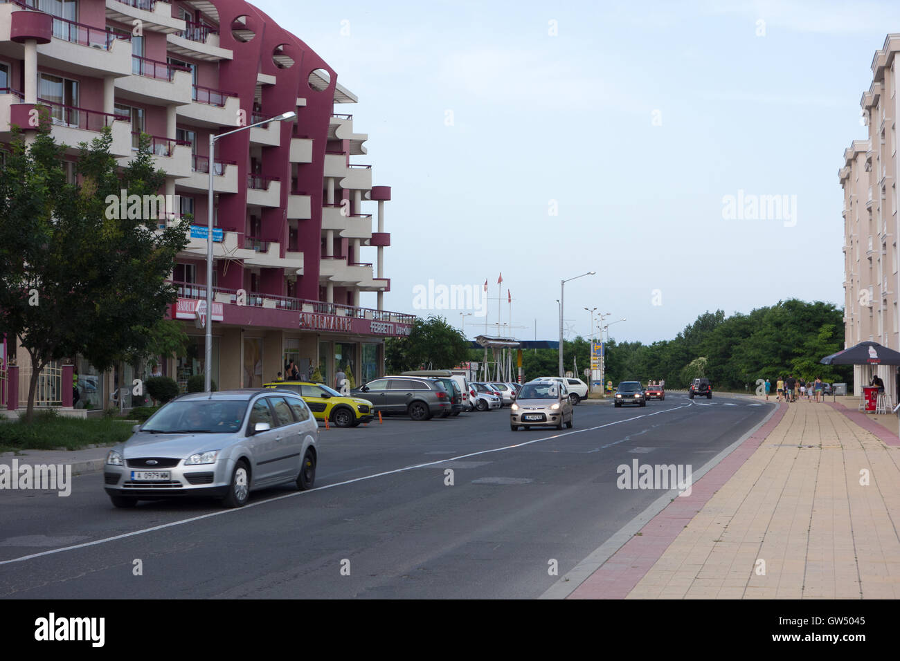 Nessebar, Bulgarien - 19. Juni 2016: Straße neue Nessebar Architektur und Freizeit Reisende und einheimische Menschen entstehen. Stockfoto