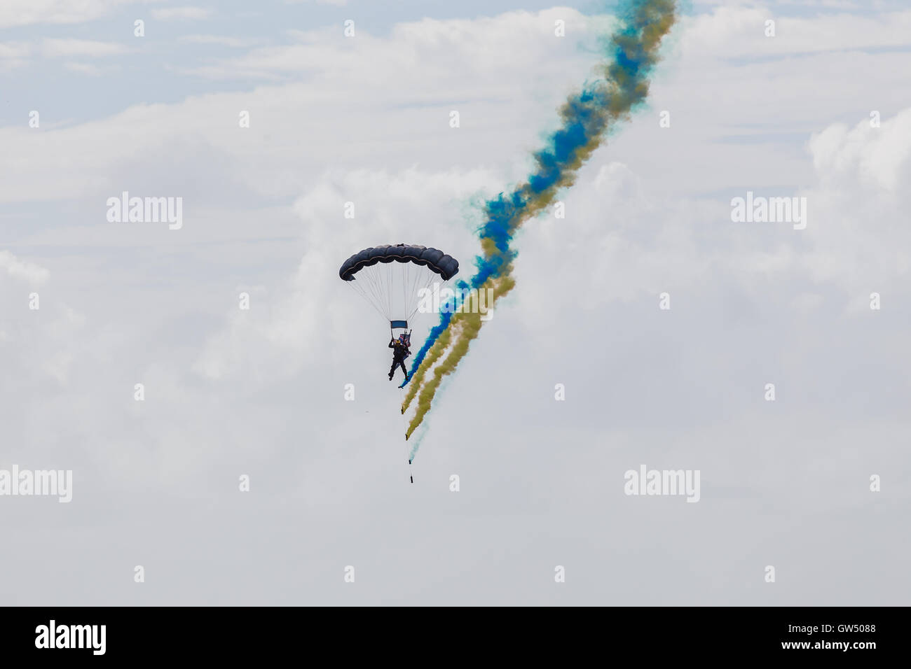 Einer der Tiger-Freefall-Team steigt auf 2016 Southport Airshow. Stockfoto