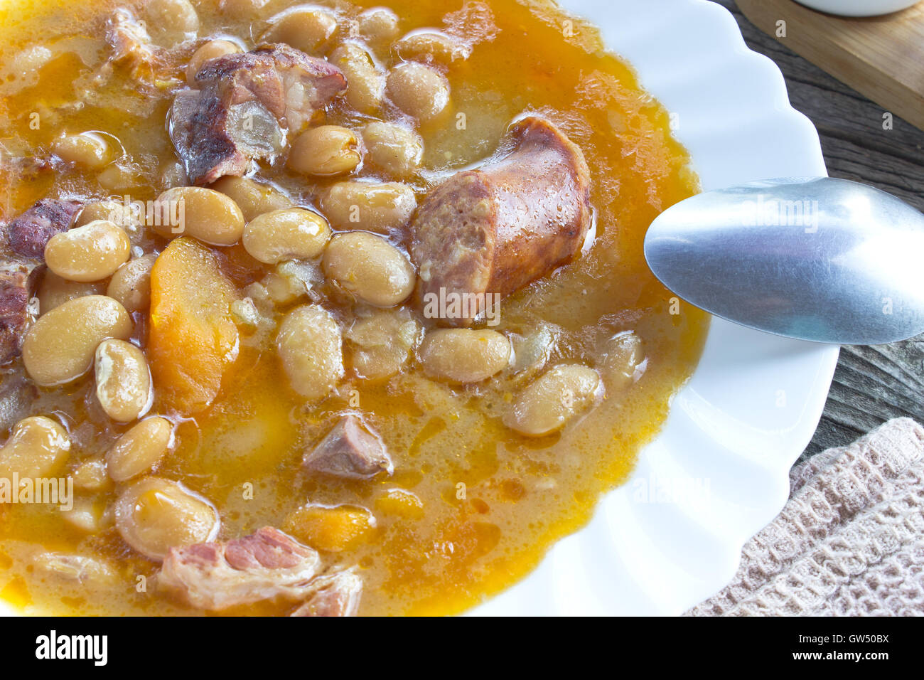 Bohnensuppe im Teller mit Löffel Stockfoto