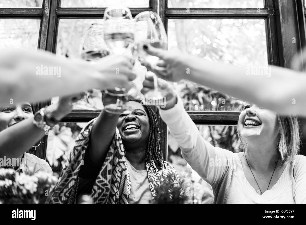 Vielfalt-Frauengruppe hängen Konzept gemeinsam essen Stockfoto