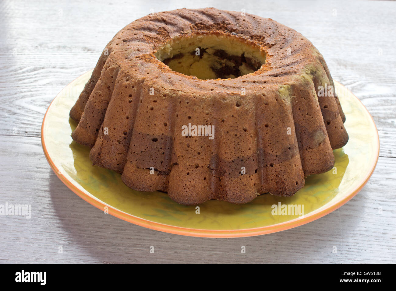 Schokolade und Vanille Marmorkuchen auf hölzernen Hintergrund Stockfoto