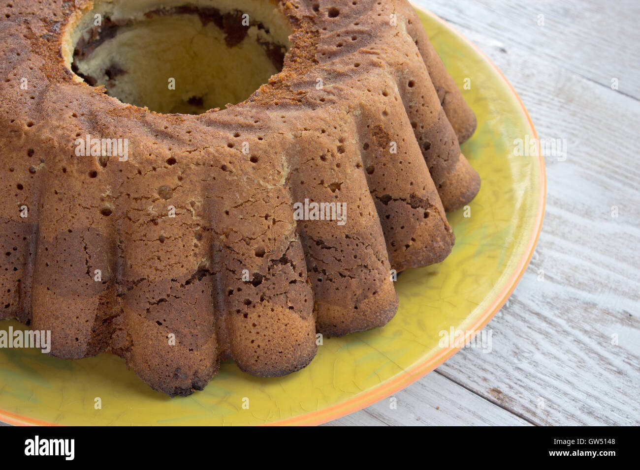Schokolade und Vanille Marmorkuchen auf hölzernen Hintergrund Stockfoto