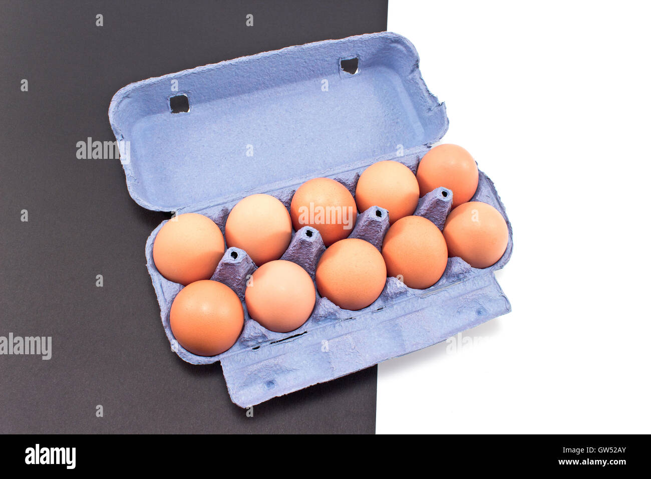 Eiern in Pappe isoliert auf schwarz weiß Stockfoto