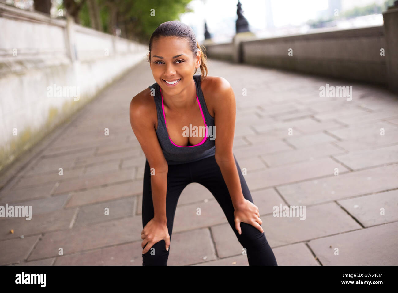 junge Frau Fang ihr Atem während des Trainings Stockfoto