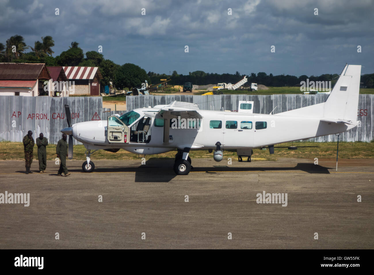 einem kenianischen Luftwaffe Cessna 208 Grand Caravan ausgestattet für Informationsbeschaffung und Überwachung tankt bei Malindi Flughafen Stockfoto