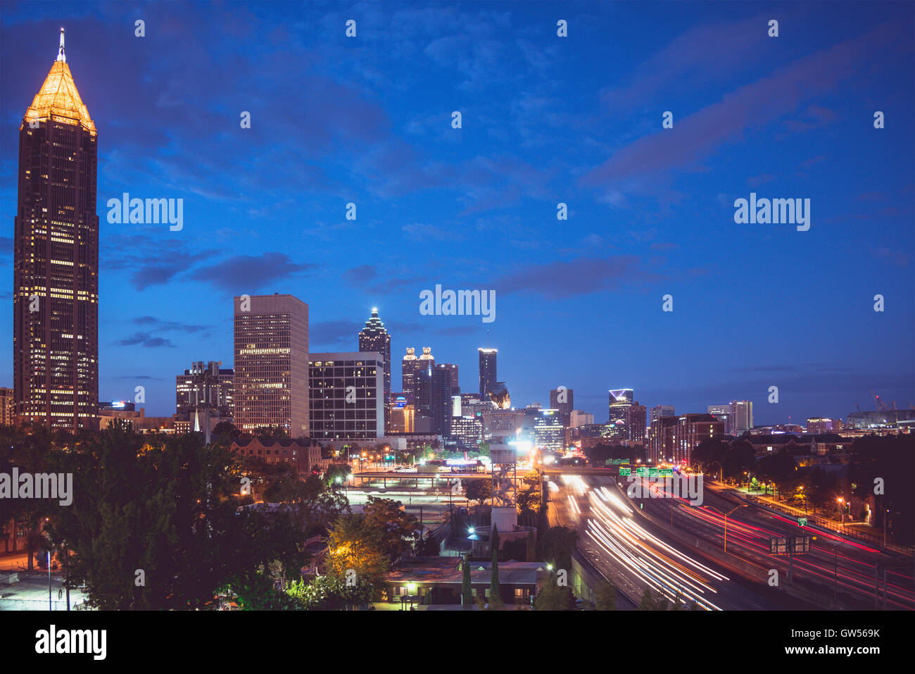 Skyline von Atlanta zur blauen Stunde am Morgen. Stockfoto