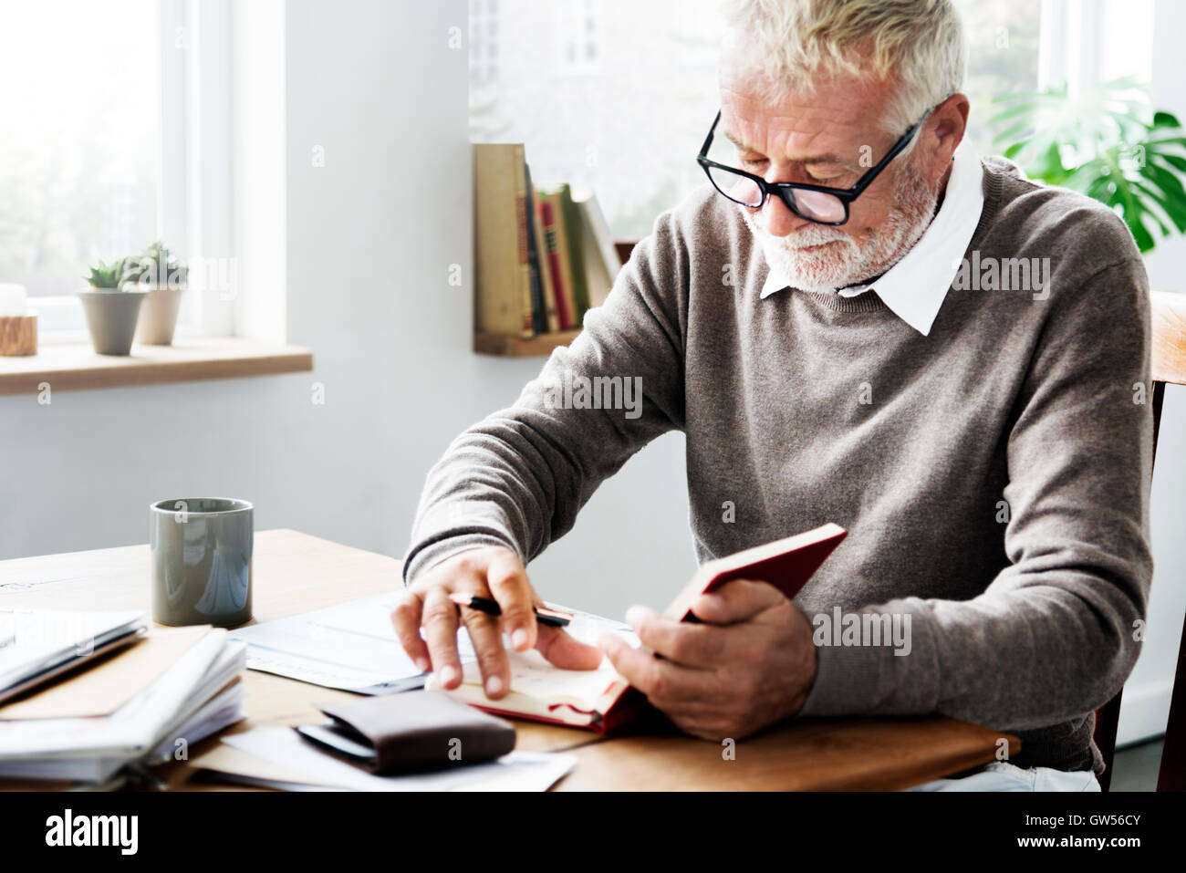 Schreibtisch-Dokument Signatur Transaktionskonzept Schriftsteller Stockfoto