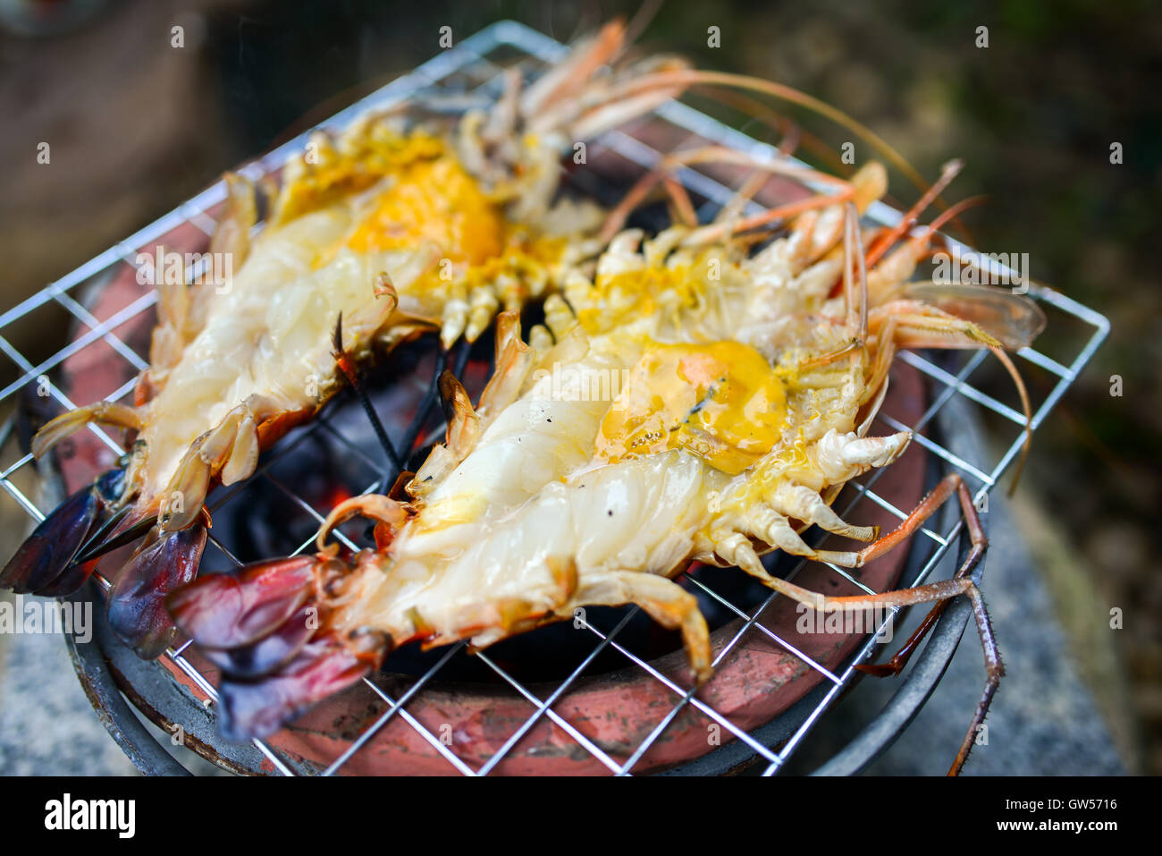 Garnelen vom Grill auf dem brennenden grill Stockfoto