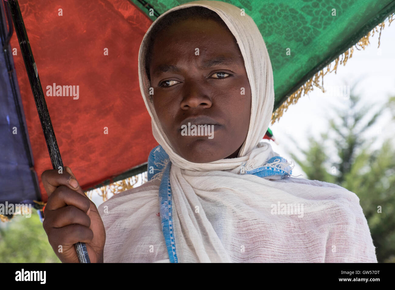 Porträt einer Frau des Stammes Wolayta in traditioneller Tracht des Omo Valley im Süden Äthiopiens Stockfoto