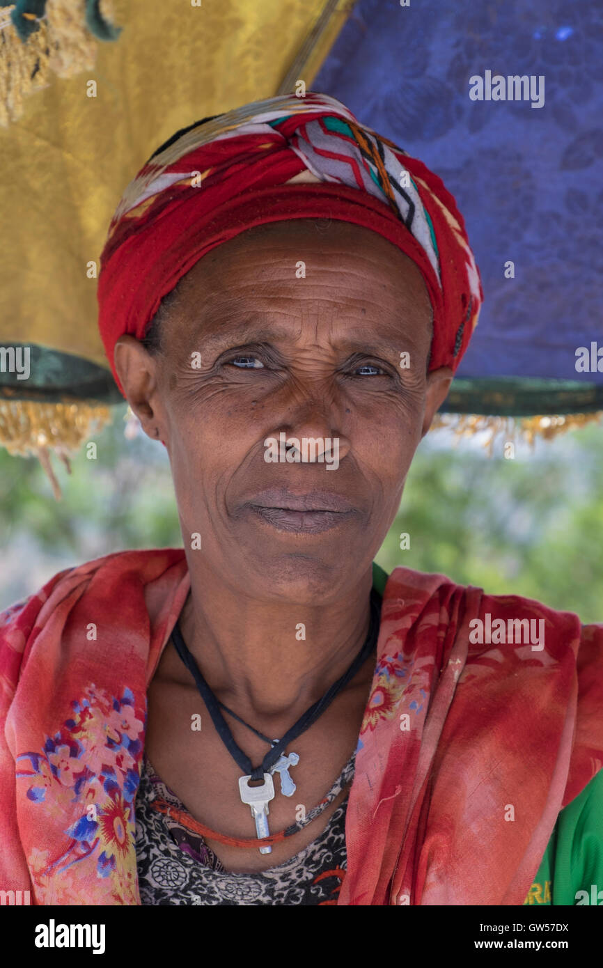 Porträt einer Frau des Stammes Wolayta in traditioneller Tracht des Omo Valley im Süden Äthiopiens Stockfoto