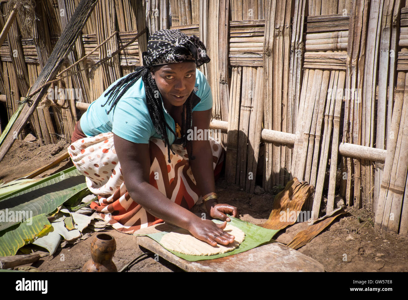Frau aus dem Dworze Stamm das Omo-Tal in Äthiopien eine traditionelle Zubereitung von Sorghum injera Stockfoto