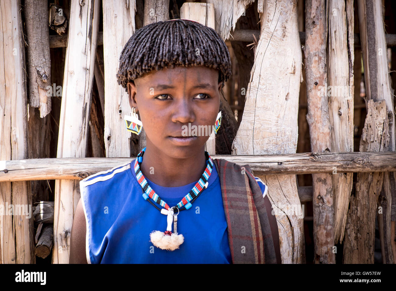 Porträt einer Frau des Stammes Bana in traditioneller Tracht des Omo Valley im Süden Äthiopiens Stockfoto