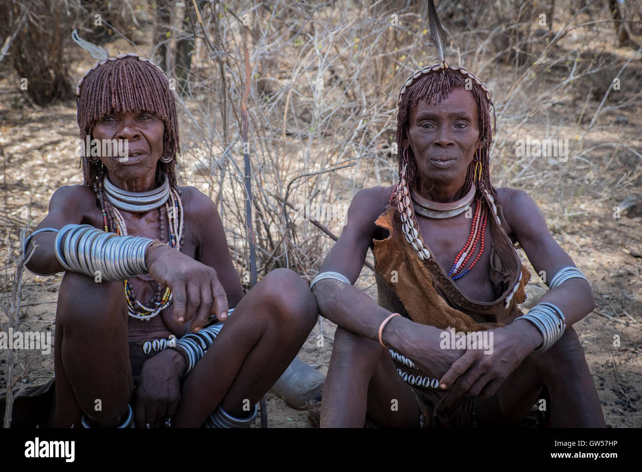 Zwei Frauen des Stammes Hamer das Omo-Tal in Äthiopien mit geflochtenen Haaren und umfangreichen Verzierungen geschmückt Stockfoto