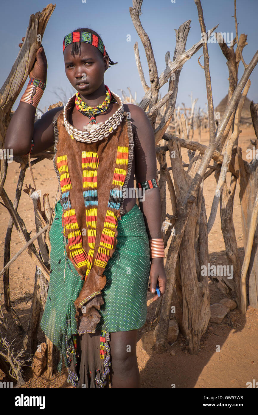 Porträt einer jungen Frau des Stammes Hamer im Omo Tal des südlichen Äthiopien gekleidet in Stammes-Kleid von Perlen und Kauri Stockfoto