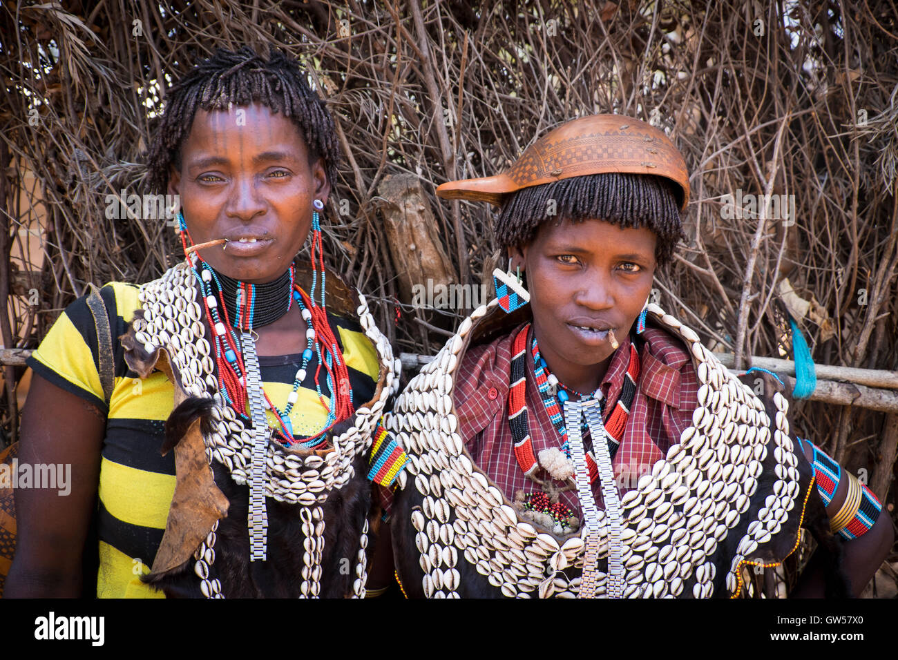 Zwei Hamer Frauen an den Key Afer-Markt im Omo Tal des südlichen Äthiopien gekleidet in traditionellen Kauri Muschel Schmuck Stockfoto