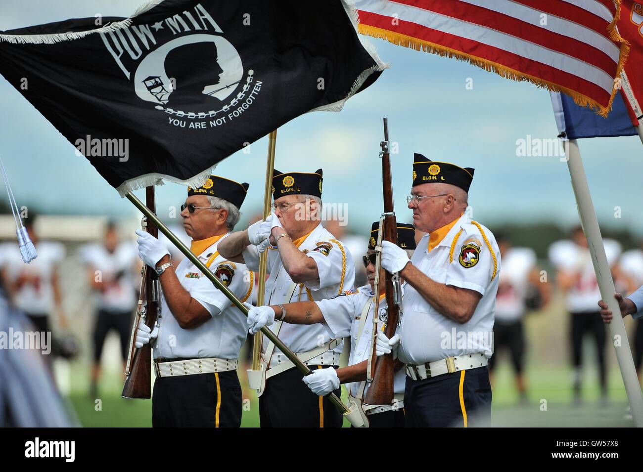 Veteran Ehrengarde, die die Vereinigten Staaten und POW-MIA Flaggen während der Wiedergabe des "nationalen Hymne." USA. Stockfoto