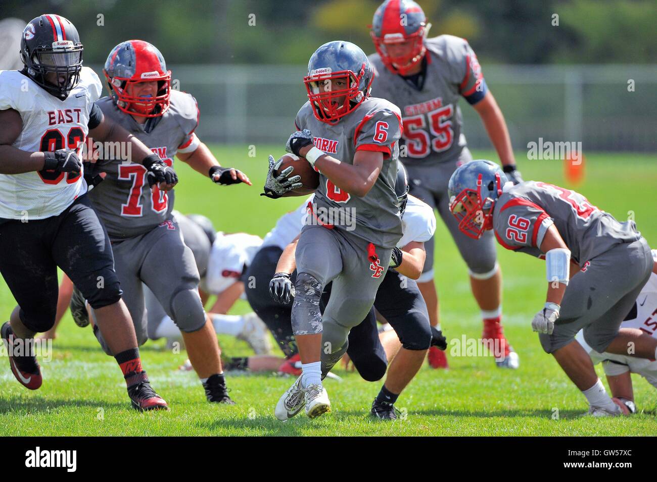 Brechen Sie die defensive line High School zurück laufen Striche für einen Touchdown von 30 Yards heraus. USA. Stockfoto