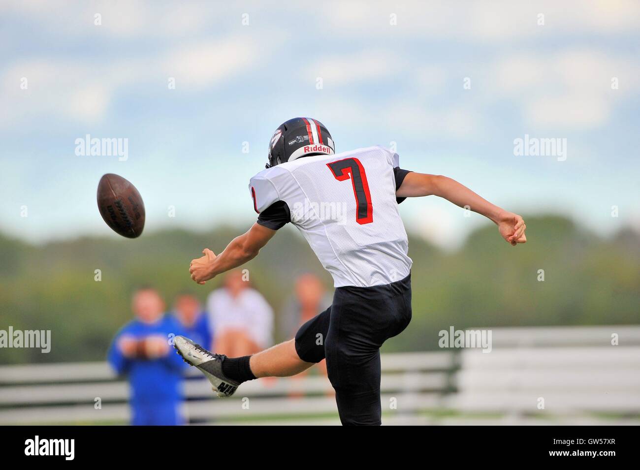 Börsenspekulant erfolgreich aus einem Kick bei einem High School Football Spiel. USA. Stockfoto