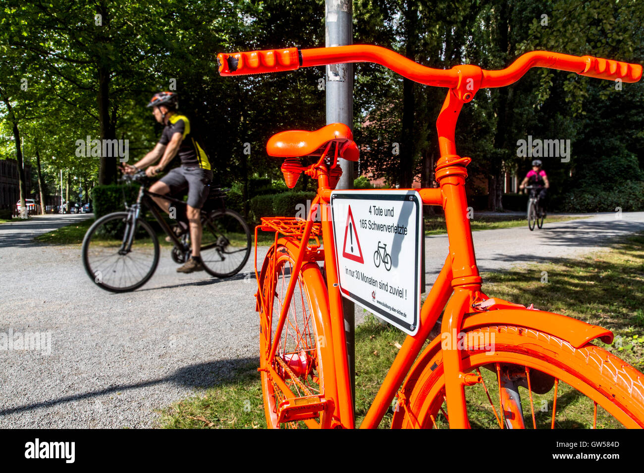 Ghost Fahrrad Orange Lackiert Fahrrad Als Mahnmal An Eine Unfallstelle ghost-fahrrad-orange-lackiert-fahrrad-als-mahnmal-an-eine-unfallstelle