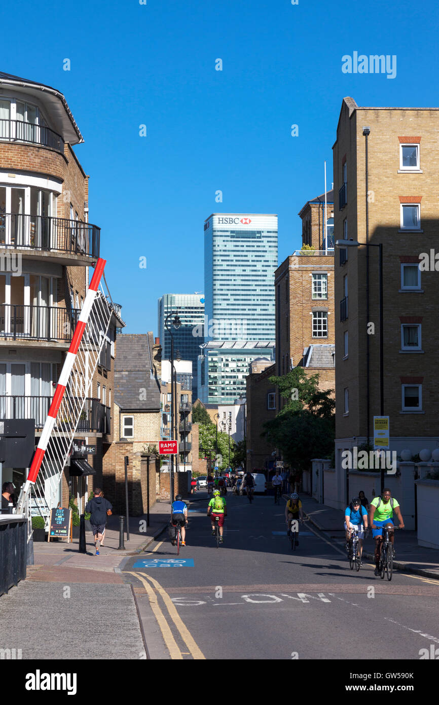 Blick auf Canary Wharf Wolkenkratzer aus schmalen Straße in Limehouse, London, UK Stockfoto