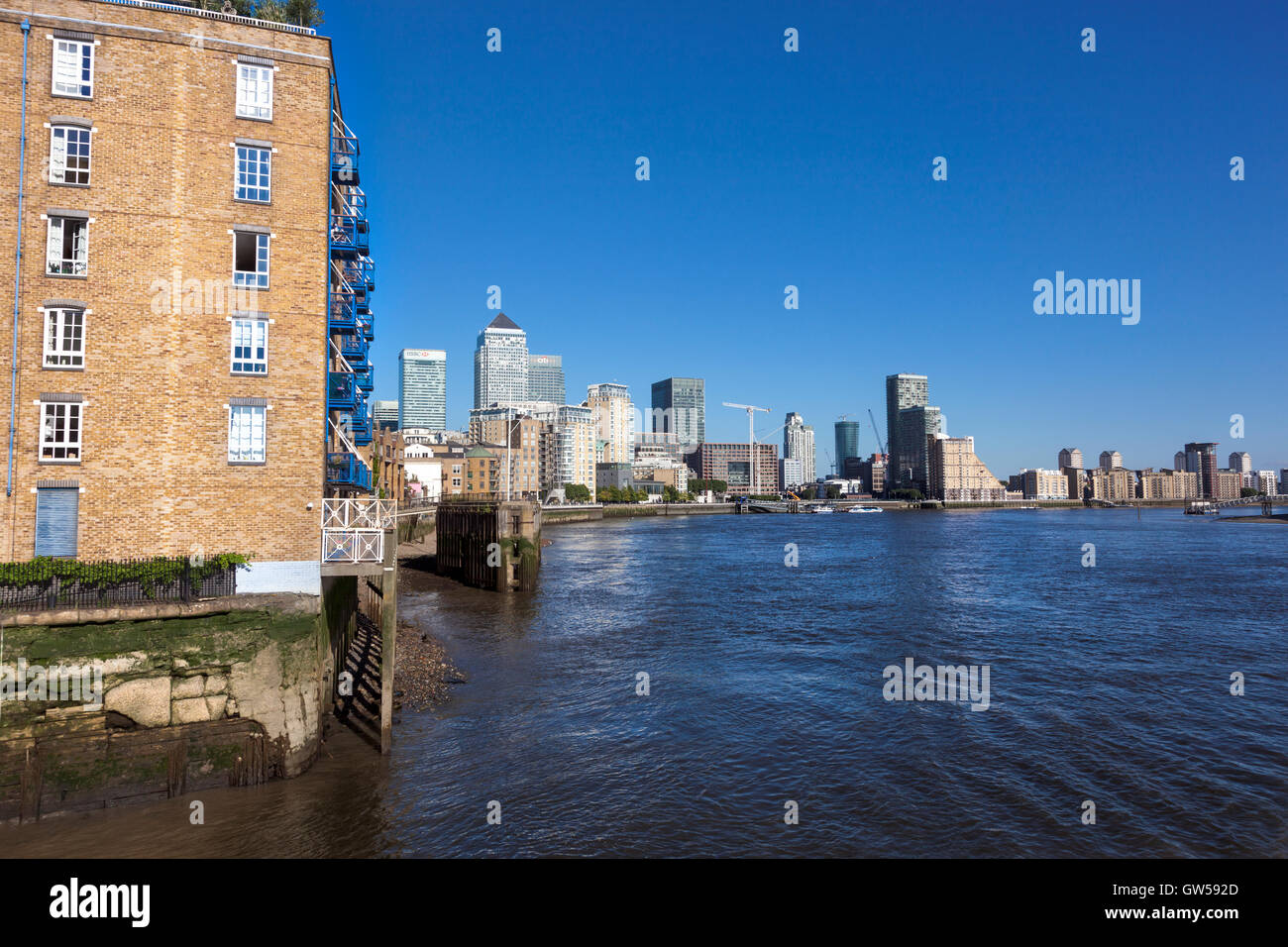 Die Wolkenkratzer von Canary Wharf angesehen von der Themse Bank in Limehouse, London, UK Stockfoto
