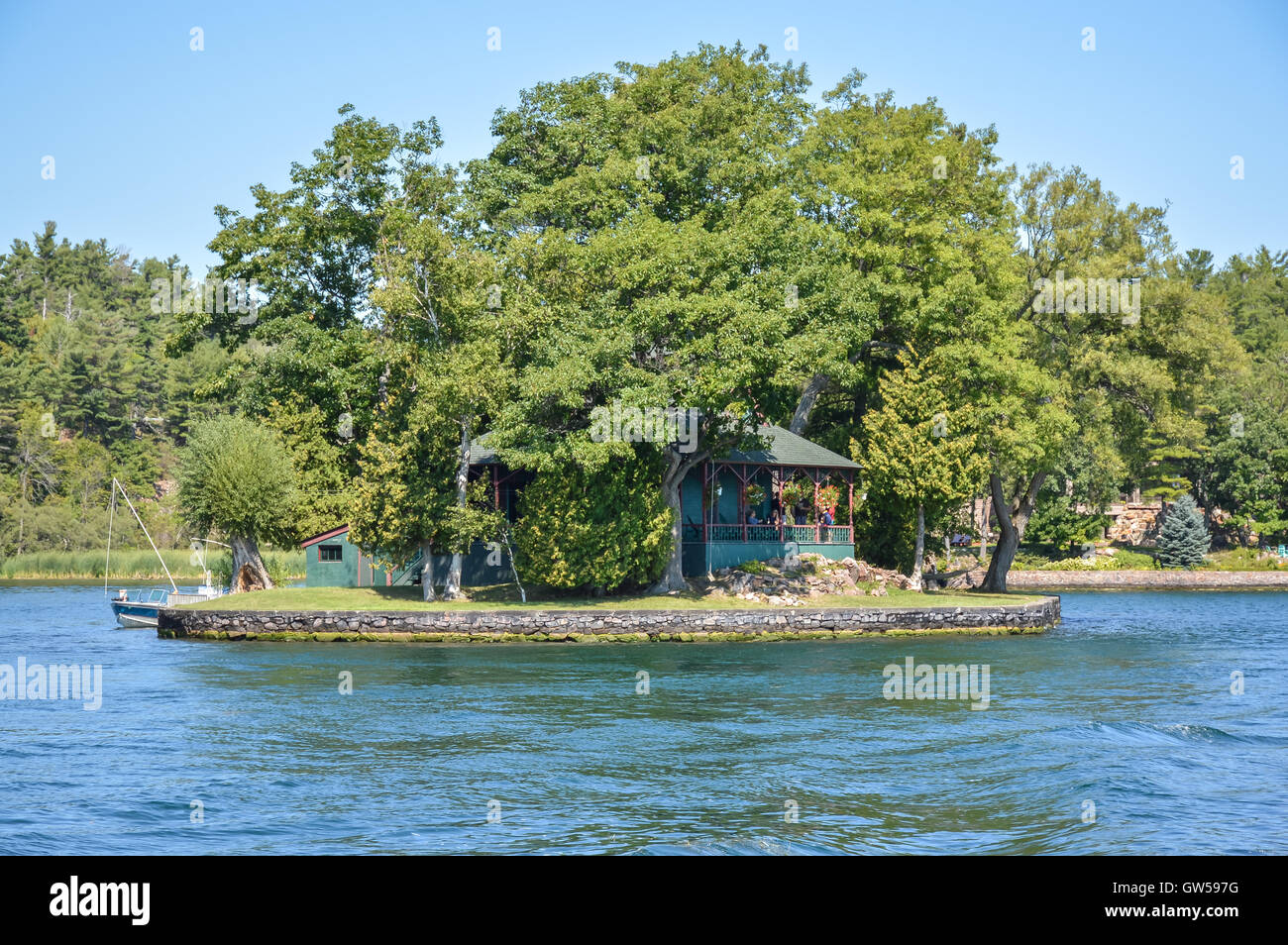 Kingston, Kanada - 3. September 2016: One Island mit dem braunen Haus und die Menschen in Thousand Islands Region im Sommer im Kin Stockfoto