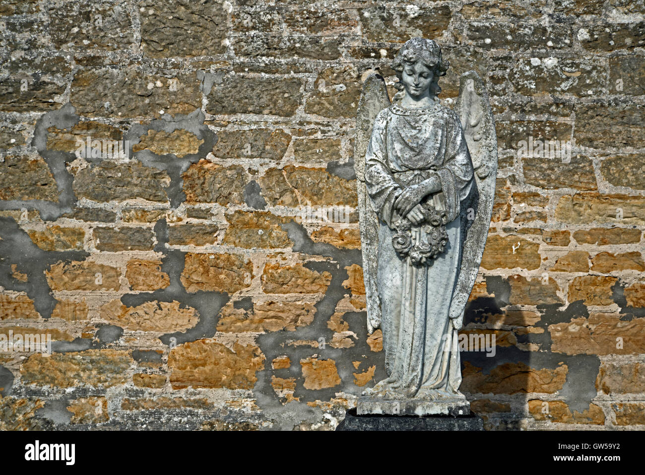 Statue von ein Engel auf einem Grab in Elgin, Friedhof, Elgin, Morayshire, Schottland, Großbritannien. Stockfoto