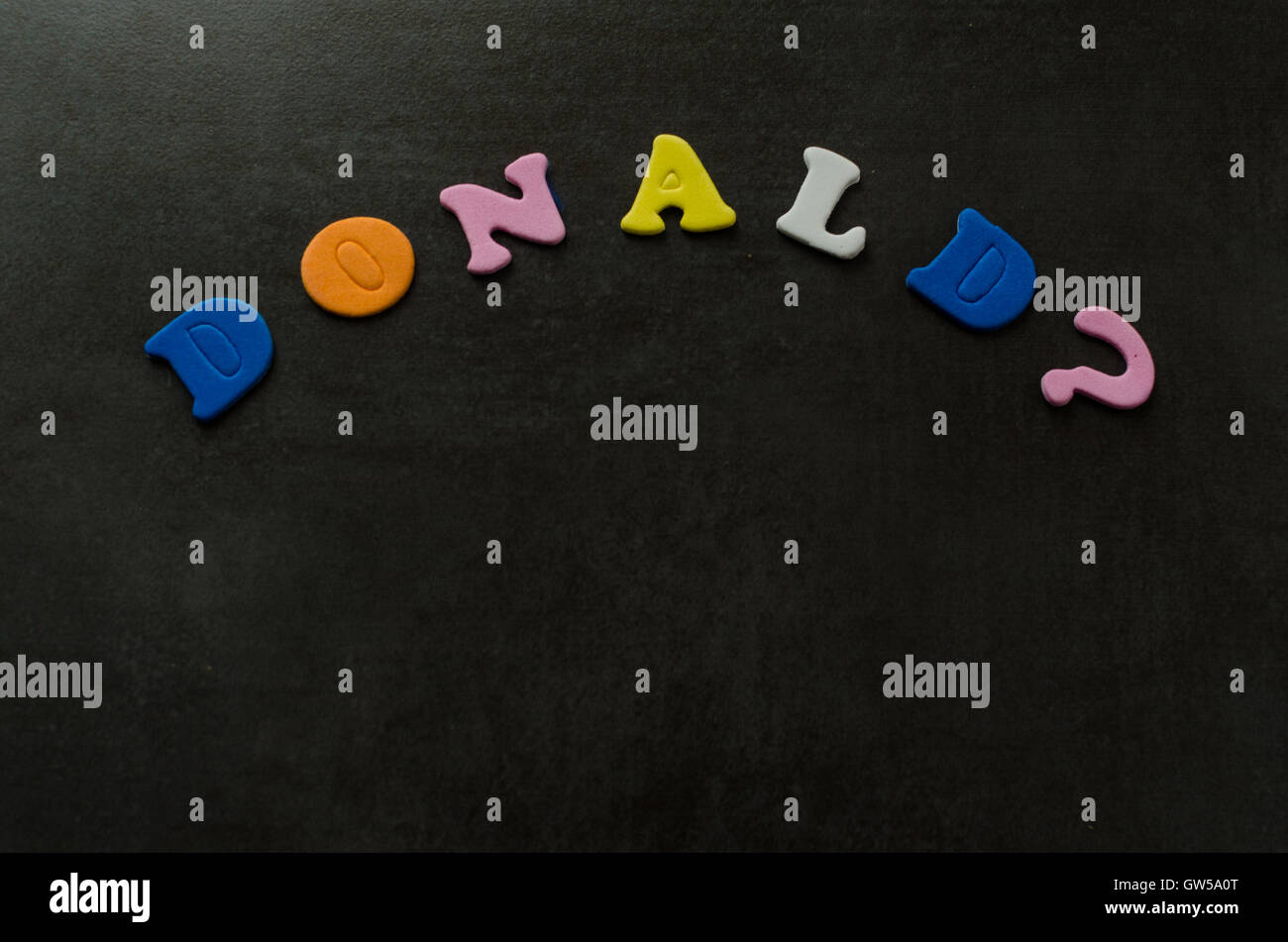 Der Name Donald ausgeschrieben in bunten Buchstaben auf schwarzem Hintergrund. Amerikanische Trump Präsidentschaftswahl Kampagnenkonzept Stockfoto