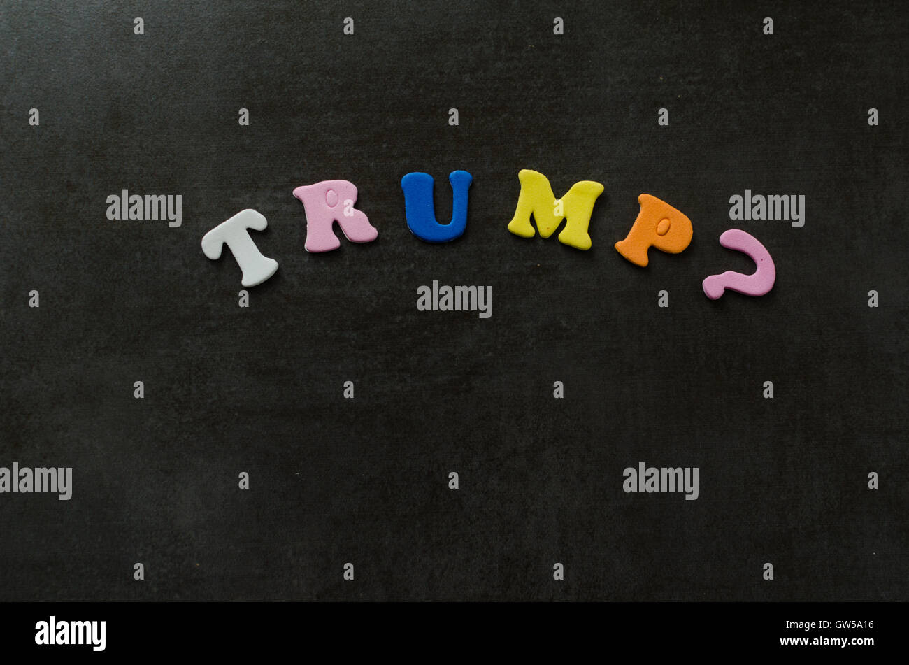 Der Name Trump ausgeschrieben in bunten Buchstaben auf schwarzem Hintergrund. Amerikanische Präsidentschaftswahl Kampagnenkonzept Stockfoto