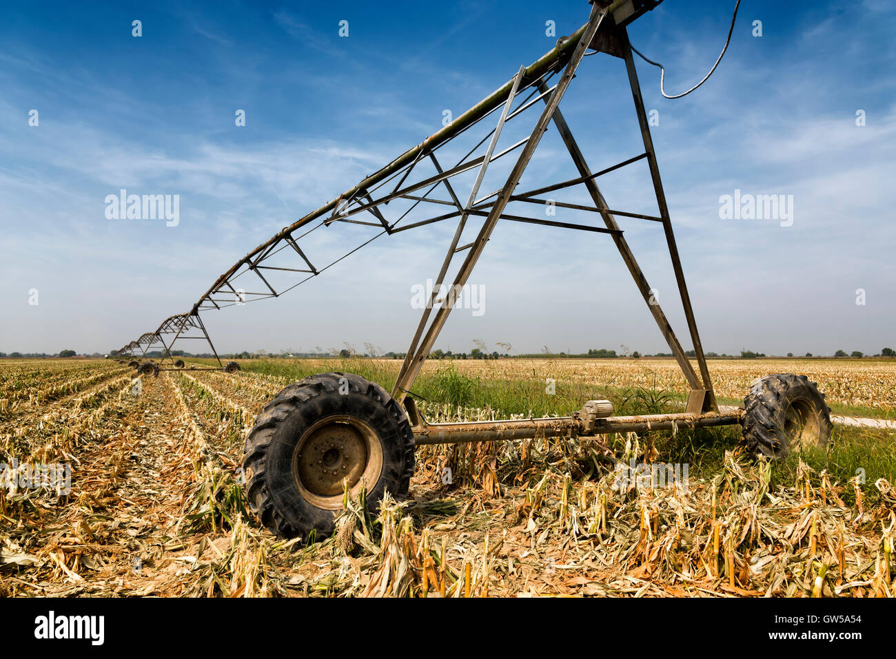 Bewässerungs-System auf einem abgeernteten Feld Stockfoto