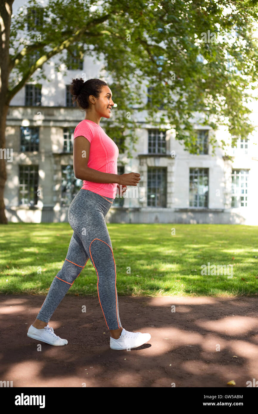 Fitness Frau schnelles gehen im park Stockfoto