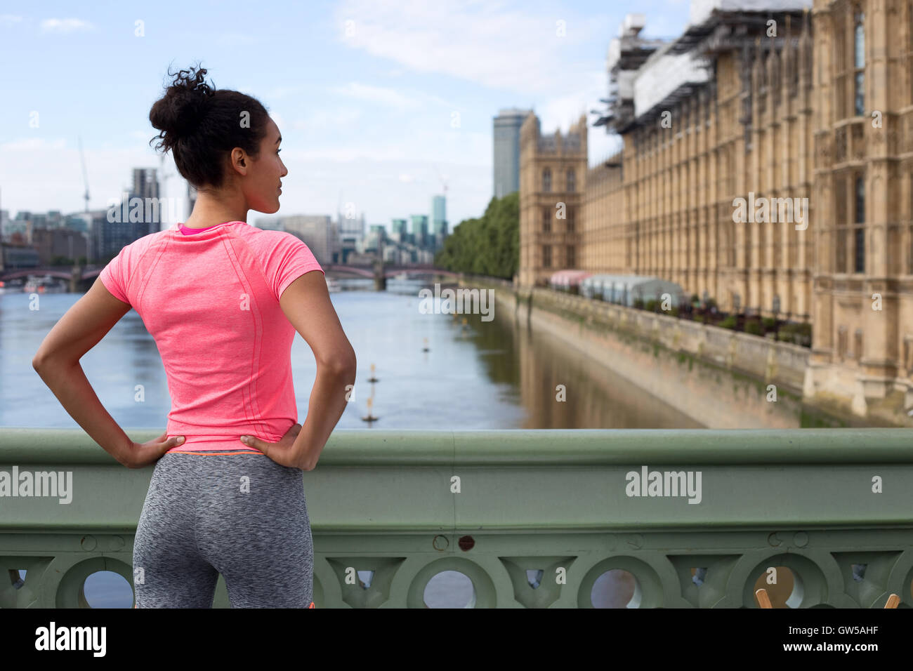 Fitness-Frau genießen der Aussicht an der Westminster bridge Stockfoto
