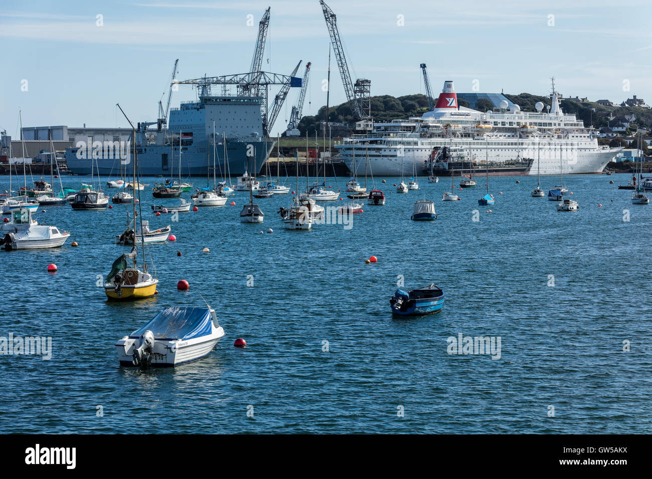 Hafen von Falmouth in Cornwall mit vielen Booten und eine Kreuzfahrtlinie im Hafen Stockfoto