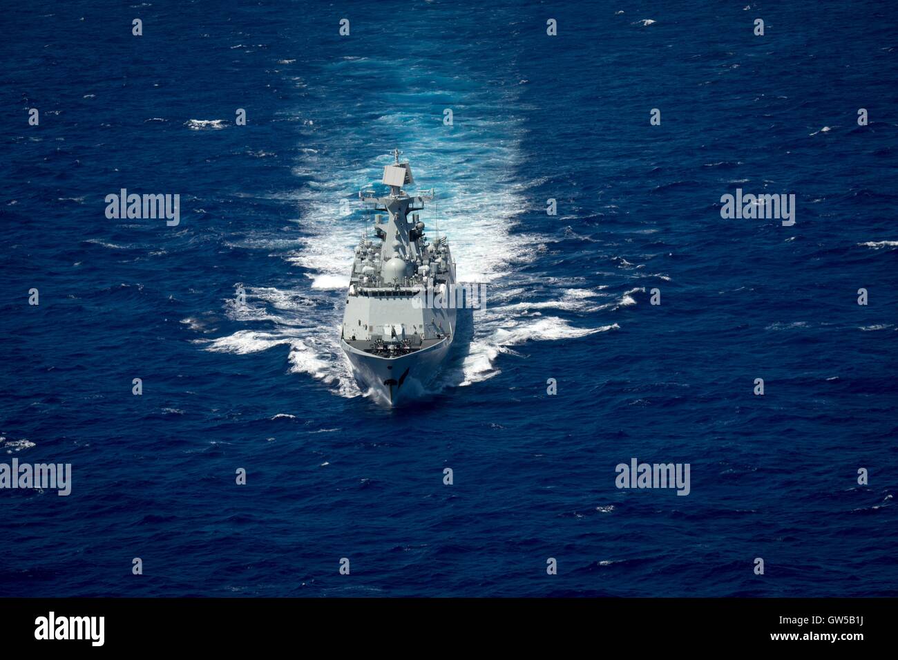 Chinesische Marine multi-Role Fregatte dampft Hengshui in engen Formation während der Rand der pazifischen Übung 22. Juni 2016 in den Pazifischen Ozean. 26 Nationen, mehr als 40 Schiffe und u-Boote, mehr als 200 Flugzeugen und 25.000 Mitarbeiter nehmen an RIMPAC Teil. Stockfoto